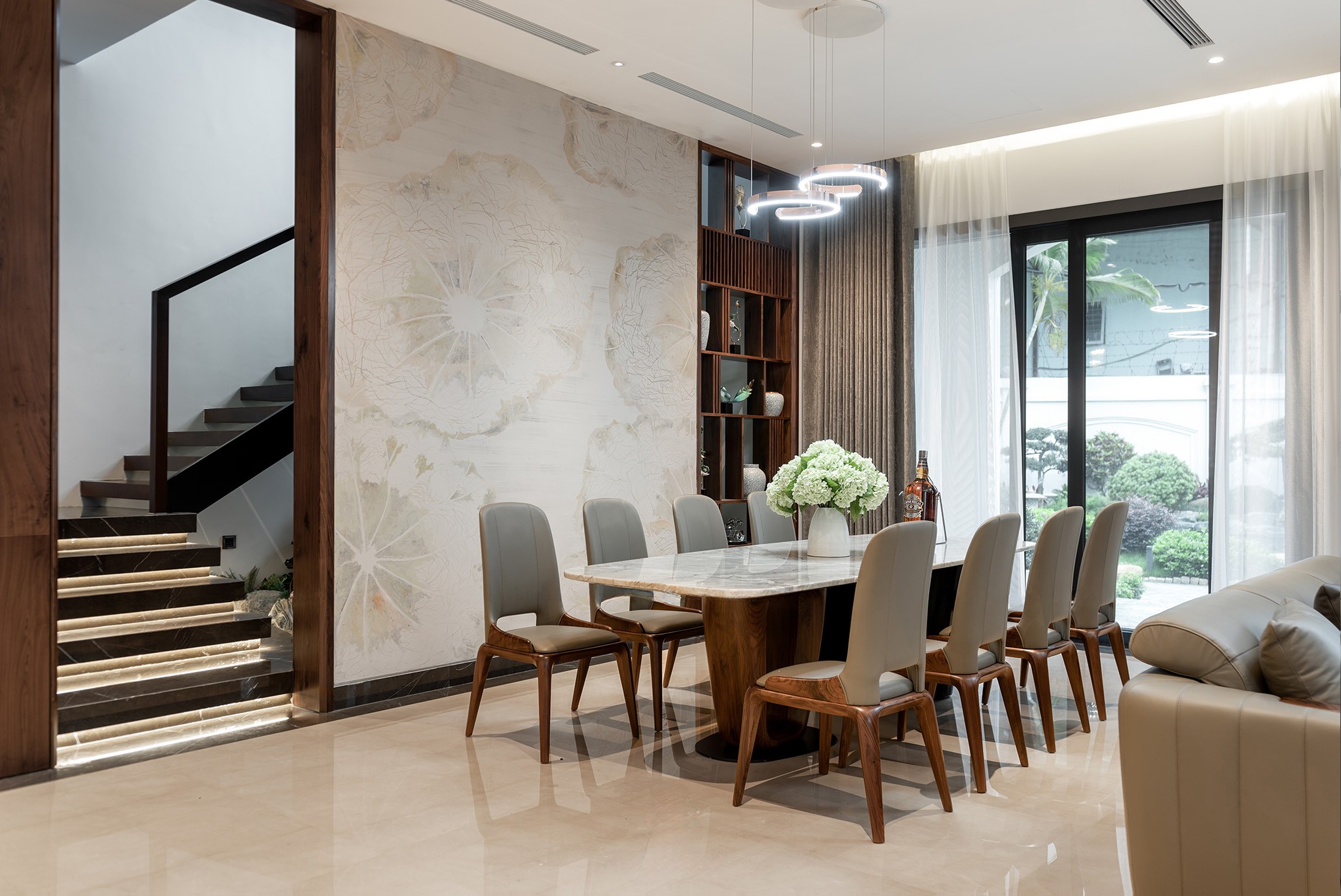 Bàn ăn mặt đá marble trắng vân mây xám sang trọng với bộ ghế bọc da ghi xám