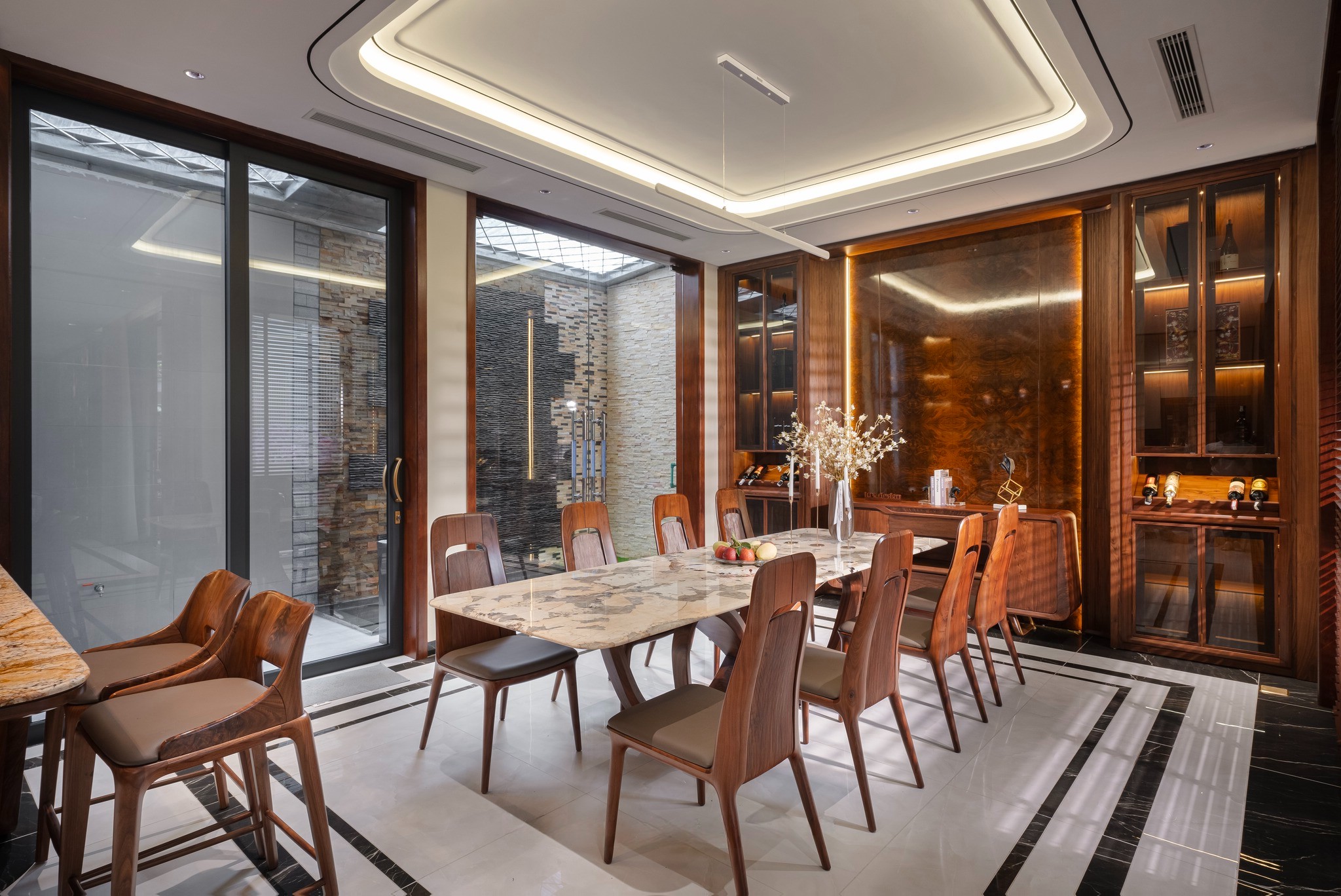 Bàn ăn óc chó sang trọng với mặt đá marble trắng vân loang và ghế bọc da xám đậm