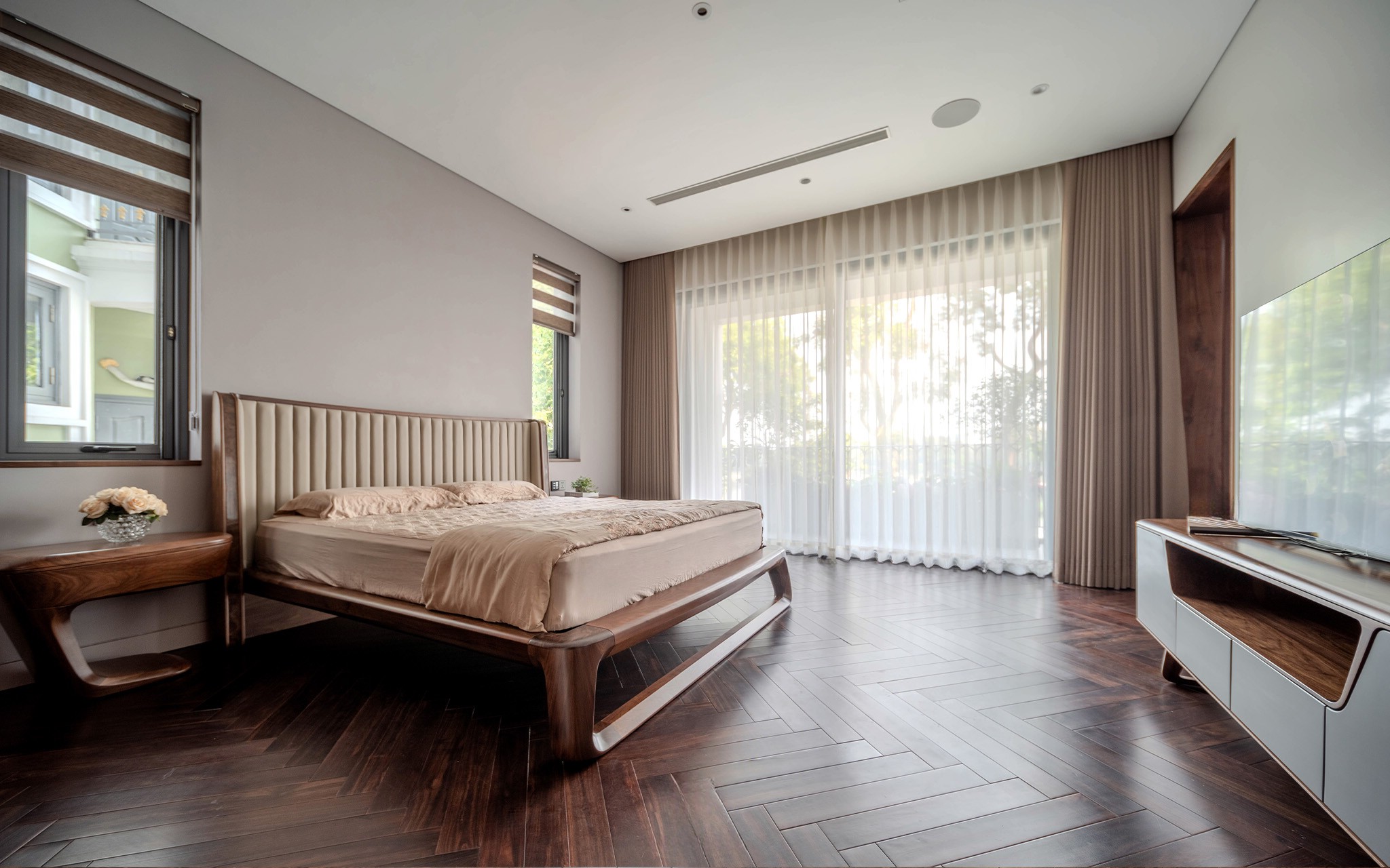 Giường ngủ 1m6 x 2m hiện đại khung gỗ nâu trầm, tựa bọc da be và chân chữ U