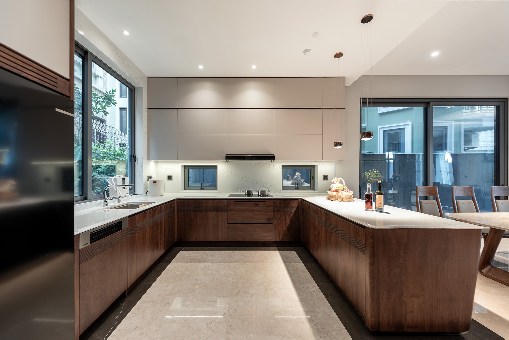 Mẫu tủ bếp hiện đại chữ U veneer óc chó cánh CNC lam gỗ