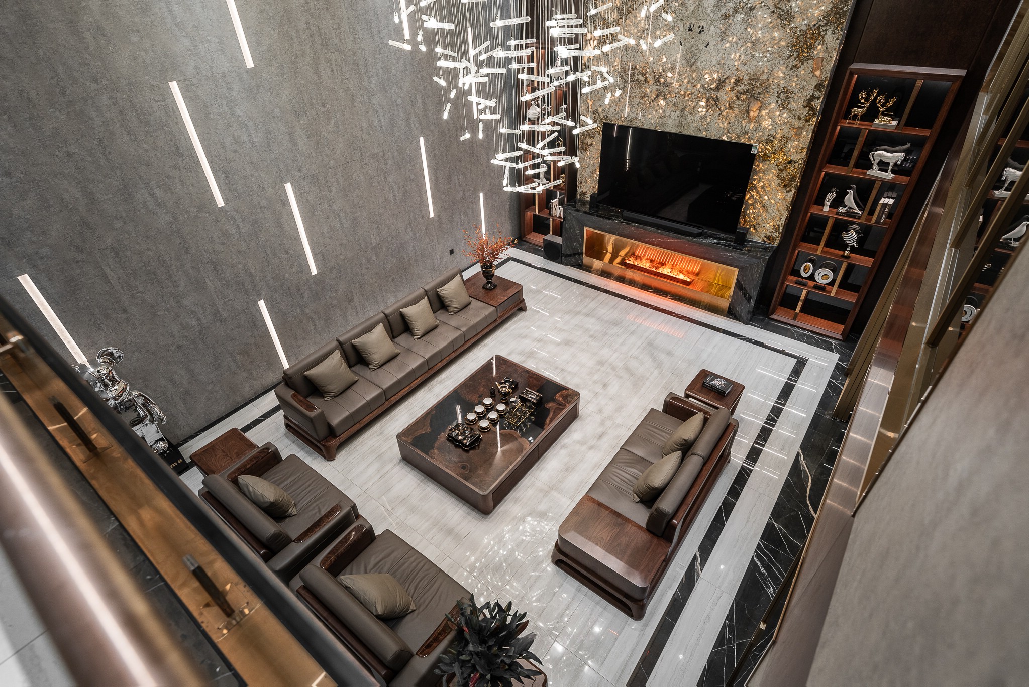 Thiết kế phòng khách đẹp sang trọng thông tầng, bàn ghế gỗ óc chó, bàn trà gỗ – kính, kệ tivi kèm lò sưởi điện