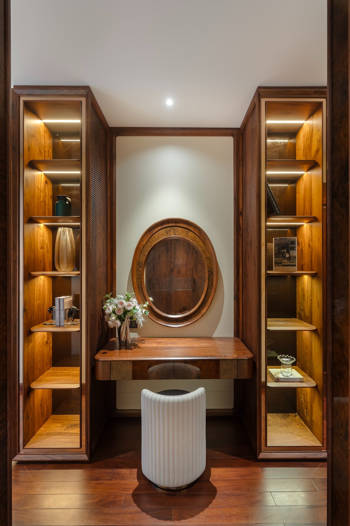 Tủ kết hợp bàn trang điểm gỗ óc chó bố cục đối xứng cao kịch trần